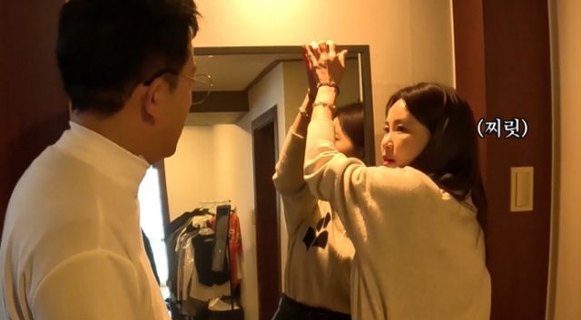 김지민이 김준호 집에서 '의문의 여자' 사진을 발견하고 분노했다./사진=김지민의 느낌아니까 유튜브 캡처