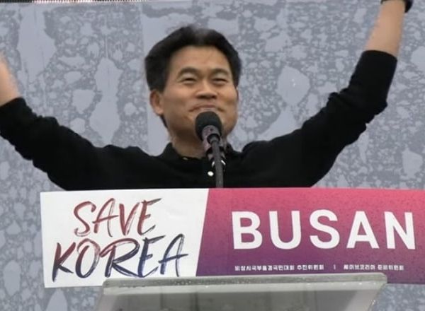 '내란 선전·선동' 혐의로 고발당한 전한길씨가 민주당을 향해 "이게 왜 내란 선동이냐"고 억울해했다. 사진=유튜브 채널 '꽃보다 전한길' 캡처