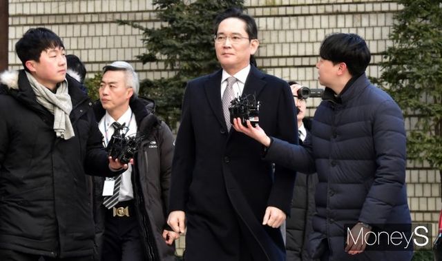 이재용 삼성전자 회장이 3일 서울 서초동 서울고등법원에서 열린 자본시장과 금융투자업에 관한 법률(자본시장법) 위반 등 혐의 항소심 선고공판에 출석하고 있다. /사진=임한별 기자 