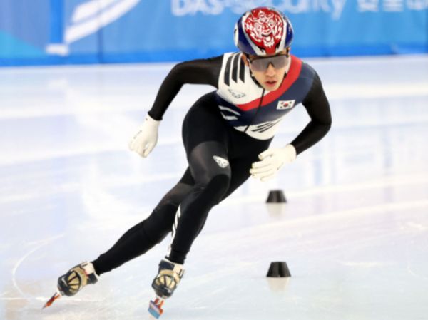 박지원이 2025 하얼빈동계아시안게임 쇼트트랙 남자 500·1000·1500m 개인 종목 3개와 혼성 계주 2000m에서 모두 조 1위에 올랐다. 사진은 7일(현지시각) 중국 하얼빈 헤이룽장 빙상훈련센터에서 열린 2025 하얼빈 동계 아시안게임 쇼트트랙 남자 1000m 예선 경기, 대한민국 박지원이 질주하고 있는 모습. /사진=뉴시스
