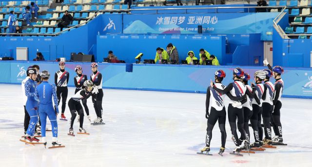 한국 쇼트트랙 대표팀이 하얼빈동계아시안게임 첫 관문을 무난하게 통과했다. 사진은 연습 후 기념사진을 찍는 대표팀의 모습./사진=뉴시스