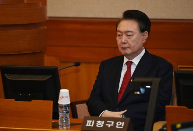 박은정 조국혁신당 의원은 윤석열 대통령이 헌법재판소 변론에 참석하며 헤어스타일링을 받고 수인번호를 달지 않는 것을 지적했다. 사진은 윤석열 대통령이 탄핵 심판 6차 변론에 출석해 생각에 잠겨 있는 모습. /사진=뉴시스(공동취재단)