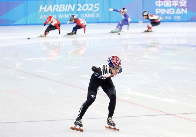 한국 쇼트트랙 대표팀이 '하얼빈 동계아시안게임'의 첫 관문을 무난하게 통과했다. 압도적으로 선두를 차지한 박지원의 모습./사진=뉴시스