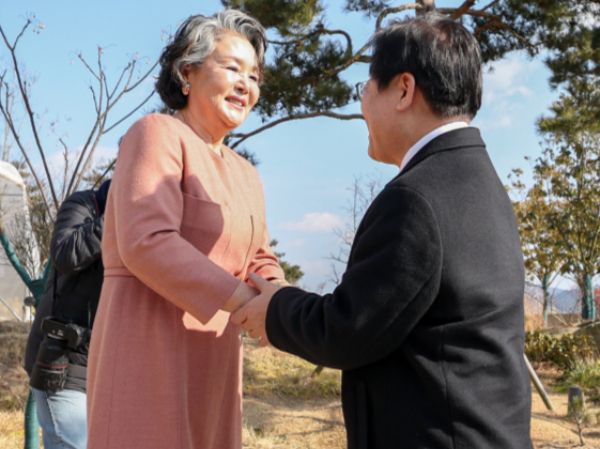 김정숙 여사의 '인도 출장 의혹'과 '샤넬 재킷 개인 소장 의혹' 등을 수사하던 검찰이 무혐의 결론을 내렸다. 사진은 기사의 이해를 돕기 위한 이재명 더불어민주당 대표(오른쪽)가 지난달 30일 오후 경남 양산시 하북면 평산마을 문재인 전 대통령 사저를 방문해 김정숙 여사와 인사하고 있는 모습. /사진=뉴스1(더불어민주당 제공)