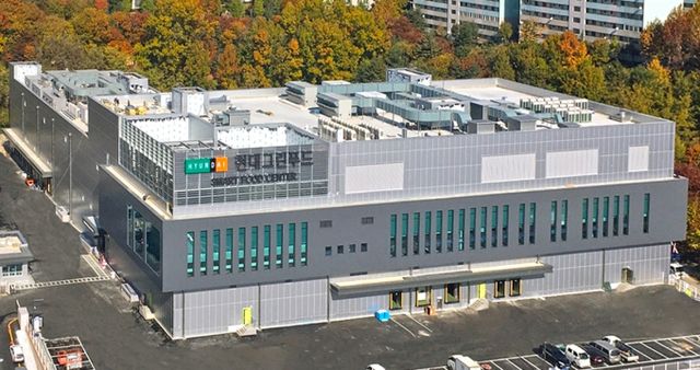 현대그린푸드가 불황 속에도 매출 2조원을 돌파했다. 현대그린푸드는 2024년 매출 2조2075억원, 영업이익 886억원을 올렸다고 7일 공시했다. 사진은 현대그린푸드 스마트푸드 센터 전경. /사진=현대그린푸드