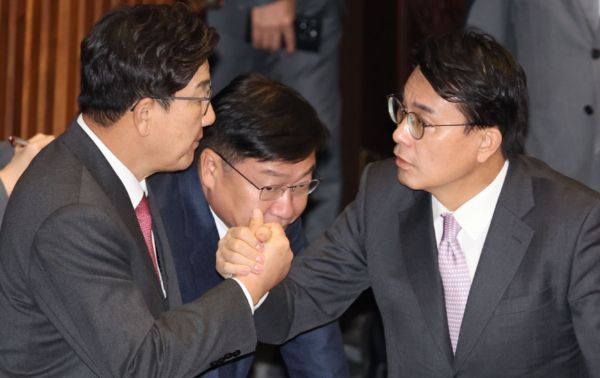  최악의 내란 공범 국회의원을 묻는 투표에 윤상현 국민의힘 의원이 1위로 꼽혔다. 사진은 권성동 국민의힘 원내대표(왼쪽)와 윤상현 의원이 인사하는 모습. /사진=뉴시스