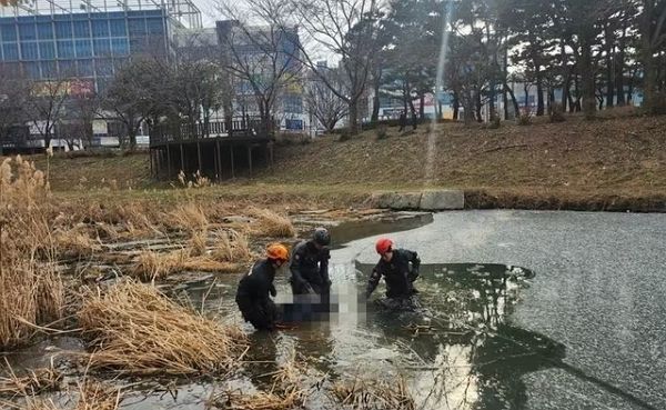 경남 진주시 가좌동 경상국립대학교 내 하천에서 50대 남성이 숨진 채 발견됐다. 사진은 경상국립대학교 내 하천에서 해당 남성의 시신을 인양하는 모습. /사진=뉴스1(독자제공)