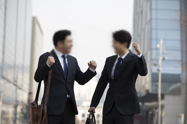 삼성바이오로직스 직원이 로또에 당첨된 사연이 전해졌다. 사진은 기사와 관련 없는 직장인들이 환호하는 모습. /사진=이미지투데이