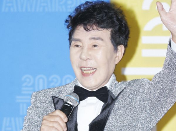 가수 송대관이 별세했다. 사진은 가수 송대관이 2022년 10월1일 오후 경기도 고양시 일산 킨텍스 7홀에서 개최된 TV조선 '2020 트롯 어워즈' 레드카펫 행사에 참석해 포즈를 취하고 있는 모습. /사진=머니투데이(TV조선)