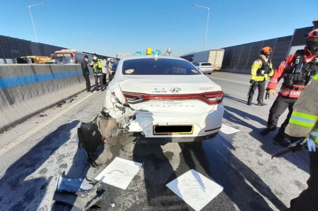 8일 오전 인천 부평구 일신동 수도권제1순환고속도로에서 차량 총 9대가 추돌했다. /사진=인천소방본부