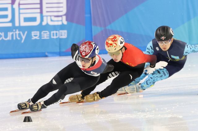 8일(현지 시각) 중국 헤이룽장성 하얼빈 빙상훈련센터 다목적홀에서 열린 하얼빈 동계아시안게임 쇼트트랙 혼성 2000m 계주 결승에서 한국 대표팀이 첫 금메달을 획득했다. 이날 쇼트트랙 경기에서 박지원이 레이스를 펼치고 있다. /사진=뉴스1