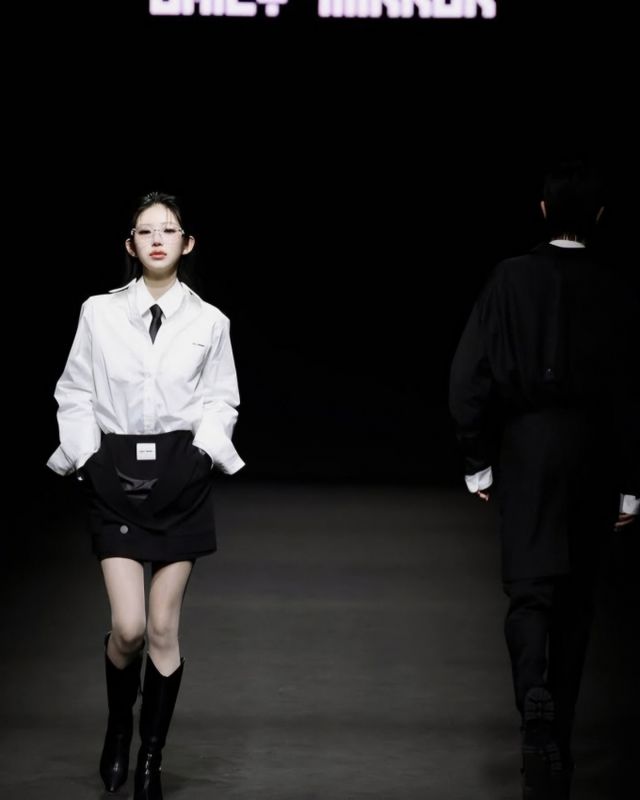 인플루언서 최준희가 런웨이에서 워킹하고 있는 모습. /사진=데일리 미러 인스타그램 갈무리