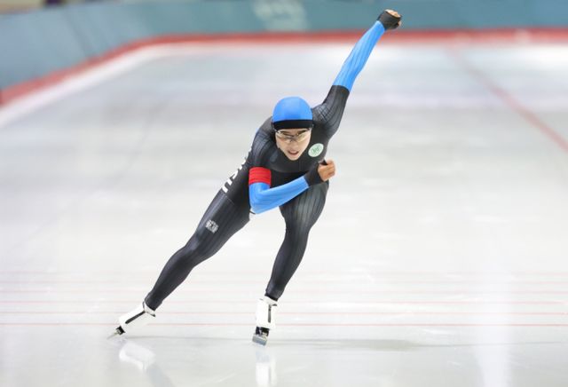 8일 중국 하얼빈 헤이룽장 빙상훈련센터 스피스 스케이팅 오벌에서 열린 2025 하얼빈 동계아시안게임 스피드스케이팅 여자 100m에서 이나현이 10초501의 기록으로 금메달을 차지했다. 이나현이 지난해 10월 서울 노원구 태릉국제스케이트장에서 열린 제59회 전국남녀 종목별 스피드스케이팅 선수권대회 여자부 500M 결승에서 역주하고 있다. /사진=뉴시스