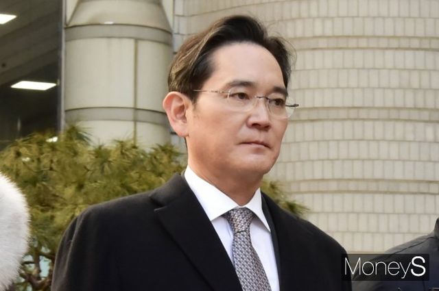 이재용 삼성전자 회장이 3일 서울 서초구 서초동 서울중앙지방법원에서 진행된 '회계부정·부당합병' 관련 항소심 선고 공판을 마친 후 법정을 나서고 있다. /사진=임한별 기자