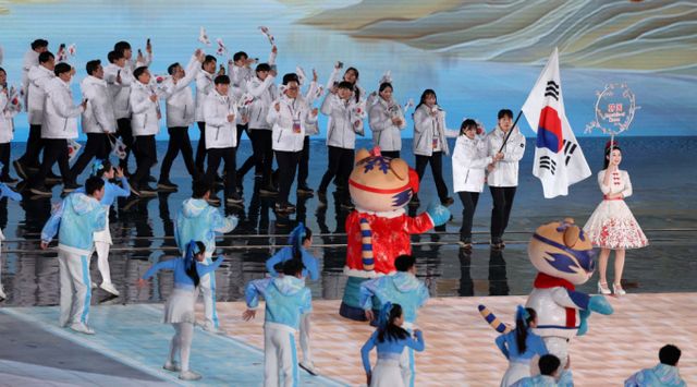 아시아 최대 겨울 스포츠 축제인 동계 아시안게임이 화려하게 막을 올렸다. 사진은 2025 하얼빈 동계 아시안게임 개막식에서 대한민국 선수단이 입장하는 모습. /사진=뉴시스