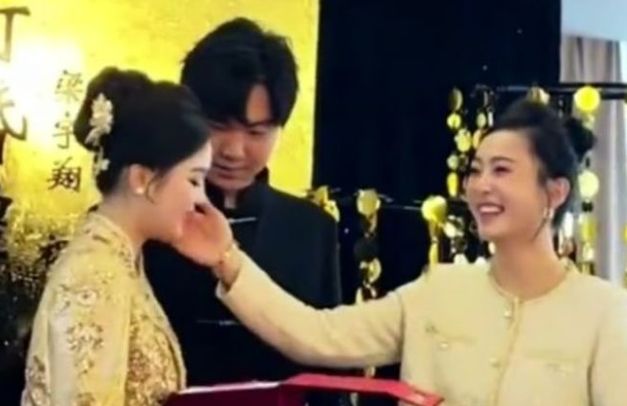 중국에서 올해 38세의 시어머니가 신부보다 더 젊게 보여 화제를 모으고 있다. /사진=SCMP 캡처