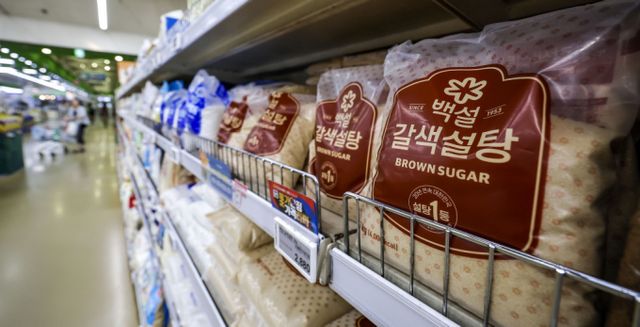 올해 1월 세계식량가격지수가 2개월 연속 하락했다. 특히 설탕 가격이 큰 폭으로 내렸다. 서울시내 한 대형마트에 설탕이 진열되어 있다. /사진=뉴시스