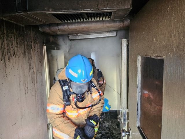 8일 오전 부산항 5부두에 계류 중이던 석유제품운반선 A호(999t)에서 원인이 불명의 화재가 발생해 부산해경이 신속히 진화에 나섰다. /사진=부산해경