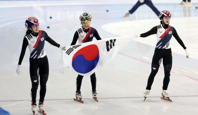 한국 쇼트트랙 취약 종목으로 꼽히는 여자 500m에서 금, 은, 동메달을 싹쓸이했다. 사진은 쇼트트랙 여자 500m 결승 경기에서 대한민국 최민정, 김길리, 이소연이 금, 은, 동메달을 각각 획득한 뒤 태극기를 들고 기뻐하고 있다. 사진=뉴시스