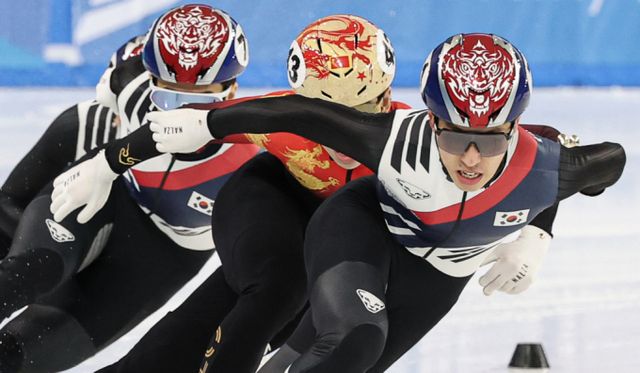 쇼트트랙 최강자 박지원이 2025 하얼빈 동계아시안게임 혼성 계주 금메달에 이어 남자 1500m 경기에서 금메달을 차지해 2관왕에 등극했다. 사진은 남자 1,500m 결승에서 박지원이 역주하는 모습. /사진=뉴스1 