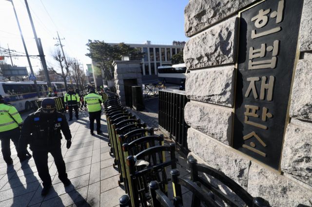 헌법재판소 난동을 모의한 정황이 포착돼 경찰이 작성자 추적에 나섰다. 사진은 헌법재판소 모습. /사진=뉴시스