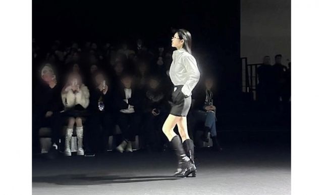  인플루언서 최준희가 지난 7일 서울 중구 동대문디자인플라자(DDP)에서 열린 2025 가을겨울 서울패션위크 '데일리 미러'(DAILY MIRROR) 컬렉션에서 모델로 참여했다. /사진=데일리 미러 인스타그램 갈무리