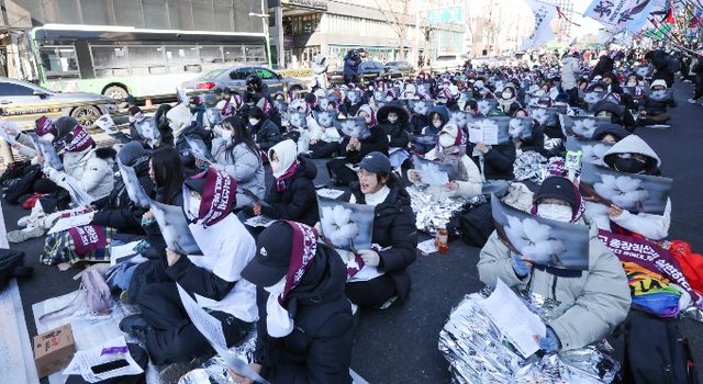 동덕여대 재학생 연합 측은 공학 전환과 관련해 학교 측의 고소 조치 등을 규탄했다. 사진은 지난 9일 서울 종로구 안국역 앞에서 시위하는 학생들의 모습. /사진=뉴스1