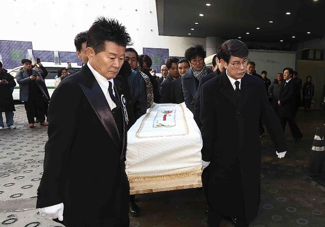 이날 태진아와 강진을 비롯해 트로트계 거장이 자리를 지켰다. 사진은 운구하는 태진아(왼쪽)와 강진 등의 모습. /사진=뉴시스