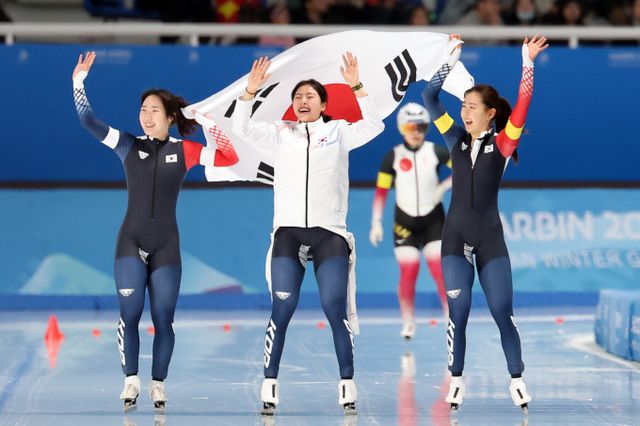 스피드 스케이팅 여자 팀스프린트에서 금메달을 획득한 대한민국 대표팀 선수들이 태극기를 들고 기뻐하고 있다. /사진=뉴스1