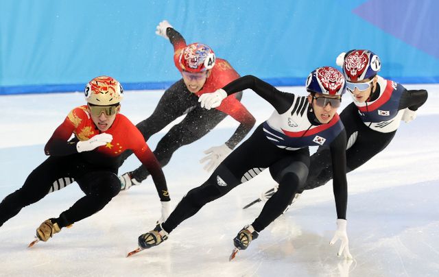 전날 중국 선수단 린샤오쥔은 쇼트트랙 남자 500m에서 금메달을 목에 걸었다. 사진은 사투를 벌이는 한·중 선수의 모습. /사진=뉴스1