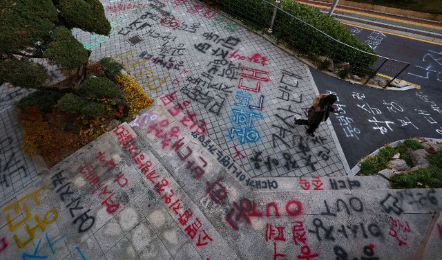 사진은 동덕여대 캠퍼스 내부가 남여공학 전환을 규탄하는 문구로 뒤덮인 모습. /사진=뉴시스