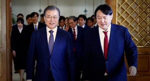 문재인 전 대통령이 윤석열 대통령을 검찰총장으로 발탁한 것에 대해 "두고두고 후회했다"고 밝혔다. 지난 2019년 7월25일 오전 당시 문재인 대통령이 청와대에서 윤석열 신임 검찰총장에게 임명장을 수여한 뒤 환담장으로 이동하고 있는 모습. /사진=뉴스1