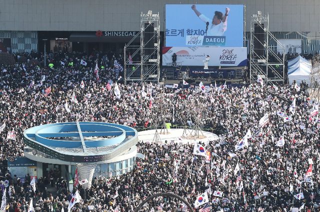 같은날 시위에는 영하권 날씨에도 수만명의 사람들로 메워졌으며 주변 도로까지 크게 혼잡했다. /사진=뉴스1