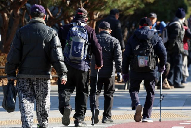 국민연금 전체 가입자와 더불어 계속 늘던 사업장 가입자 마저도 최근 감소 전환한 것으로 추정된다. 사진은 서울 종로구에서 노인들이 이동하는 모습. /사진=뉴스1 