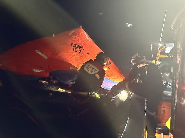 전남 여수 해상서 대형 선박이 침몰됐다. 실종자 7명 중 한국인 선원 한 명이 구조됐으나 아직 의식을 찾지 못했다. 사진은 9일 구조 작업을 펼치는 해경의 모습. /사진=뉴스1