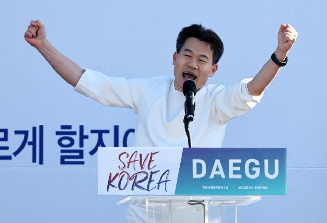 한국사 강사 전한길이 전날 대구 동대구역 박정희 광장에서 열린 탄핵 반대 집회 연사로 나서 탄핵 반대와 직무 복귀에 한목소리를 내야 한다고 강조했다. 사진은 이날 전씨의 모습. /사진=뉴시스