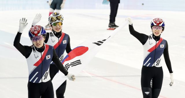 대회 이틀 차인 9일(한국시각) 한국 선수단이 2025 하얼빈 동계아시안게임에서 금메달 사냥에 나선다. 사진은 쇼트트랙 여자 500m 결승 뒤 최민정, 김길리, 이소연이 태극기를 휘날리는 모습. /사진=뉴스1