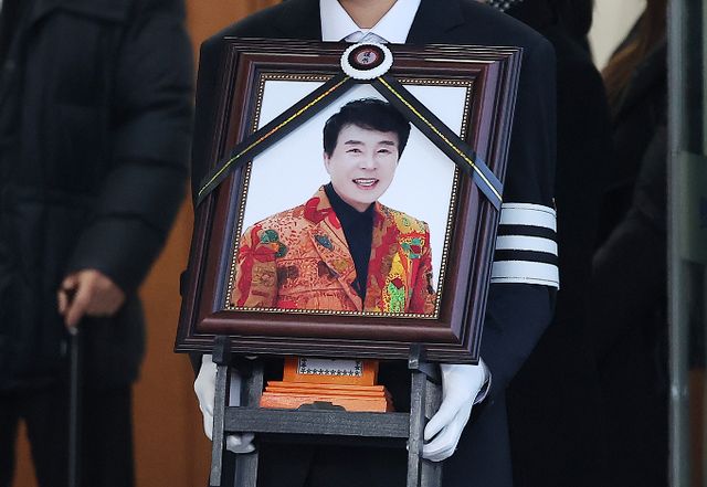 가수 송대관의 발인식이 오늘 진행된 가운데 동료·후배 가수들이 마지막 길을 배웅했다. 사진은 고 송대관의 영결식이 엄수되는 모습. /사진=뉴스1