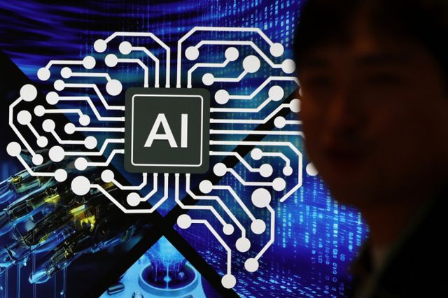 반도체 수출액이 지난달 96억달러로 집계돼 전년 동기 대비 3% 감소했다. 지난달 19일 서울 강남구 코엑스에서 열린 '세미콘 코리아 2025' 관람객들이 전시부스를 둘러보고 있다. /사진=뉴스1 황기선 기자