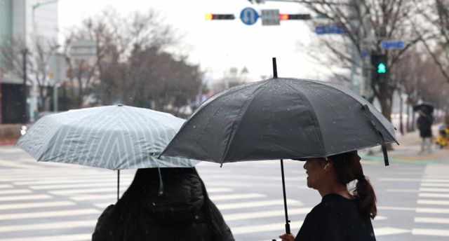 일요일인 2일 전국 곳곳에서 비가 내리겠다. 사진은 인천 남동구 터미널사거리 인근에서 우산을 쓴 시민들 /사진=뉴시스