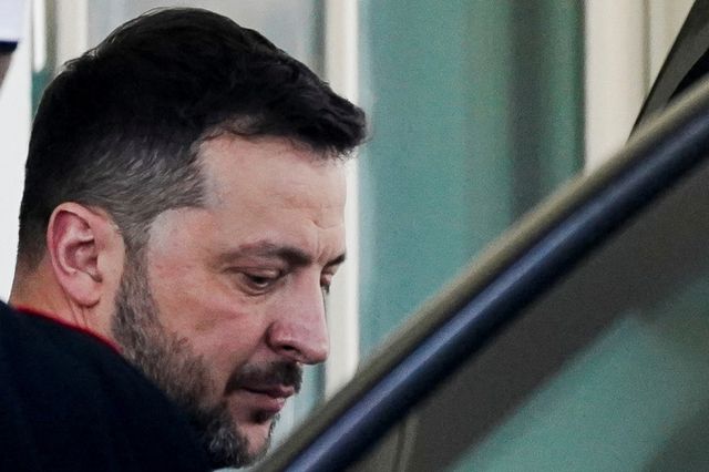 (워싱턴 로이터=뉴스1) 우동명 기자 = 볼로디미르 젤렌스키 우크라이나 대통령이 지난 28일(현지시각) 미국 워싱턴 백악관에서 도널드 트럼프 대통령과 정상 회담을 했지만 파국으로 끝난 뒤 떠나고 있다. /사진=(워싱턴 로이터=뉴스1) 우동명 기자