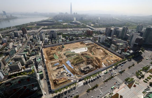 현대자동차그룹이 글로벌비즈니스콤플렉스(GBC) 건립 계획 변경안을 서울시에 제출하면서 사업을 재개한다. 사진은 현대차그룹 GBC 부지의 모습. /사진=뉴시스