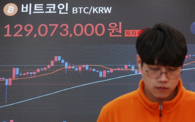 비트코인 등 가상자산 가격이 뉴욕증시 상승세에 반등했다. 사진은 지난달 26일 오후 서울 서초구 빗썸라운지 전광판 /사진=뉴스1