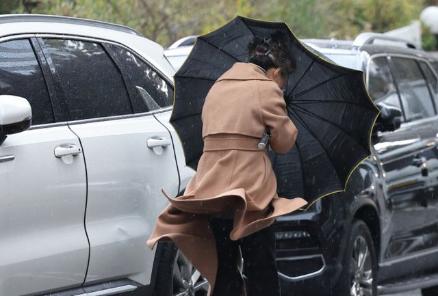 일요일 전국에서 대체로 비바람이 치겠다. 사진은 서울 마포구 거리를 지나는 시민 /사진=뉴스1