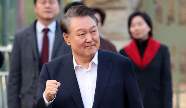 윤석열 대통령이 지난 9일 국민의힘 지도부를 만났다. 사진은 윤 대통령이 지난 8일 경기 의왕시 서울구치소를 빠져나오며 지지자들에게 인사하는 모습. /사진=뉴스1 