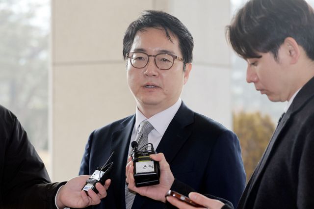 심우정 검찰총장이 윤석열 대통령 구속취소에 즉시항고를 포기하고 석방지휘한 것에 대해 법원의 구속기간 산정에 동의하진 않지만 결정은 존중한다고 설명했다. 사진은 심 총장이 10일 서울 서초구 대검찰청으로 출근하며 취재진 질문에 답변하는 모습. /사진=뉴시스