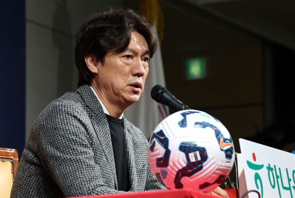 홍명보 감독이 3월 A매치 명단을 공개했다. 사진은 홍명보 대한민국 축구 국가대표팀 감독이 10일 오전 서울 종로구 신문로 축구회관에서 3월 A매치 소집 명단을 발표하는 모습. /사진=뉴스1