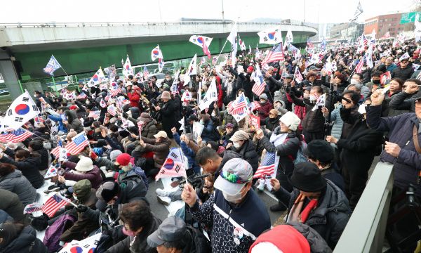 서울 용산구 한남동 대통령 관저 앞 지지자와 보수 성향 유튜버 접근은 허용됐으나 취재진 이동은 차단됐다. 사진은 지난 7일 한남동 대통령 관저 앞에 모인 윤석열 대통령 지지자들 모습. /사진=뉴스1