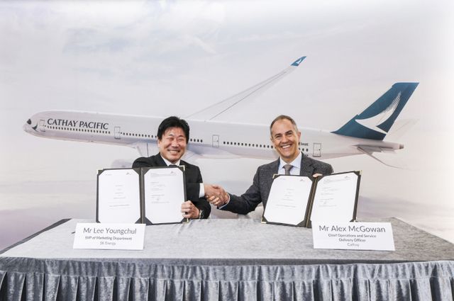 이영철 SK에너지 마케팅본부장(왼쪽)과 알렉스 맥고완 캐세이퍼시픽항공 운영 및 서비스 제공 최고 책임자(오른쪽)가 10일 홍콩 캐세이퍼시픽항공 본사에서 SAF 공급 계약을 체결하고 있다. /사진=SK이노베이션