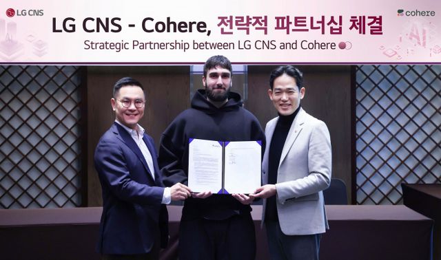 LG CNS가 글로벌 인공지능(AI) 유니콘 기업 코히어(Cohere)와 국내 최초로 AX 파트너십을 체결하고 에이전틱(Agentic) AI 시장 선점에 나선다. 사진은 민세훈 LG CNS 엔트루 컨설팅장 전무(왼쪽)와 에이단 고메즈 코히어 CEO(가운데), 진요한 LG CNS AI센터장 상무(오른쪽)가 양사 전략적 파트너십 체결식에 참석한 모습. /사진=LG CNS 제공